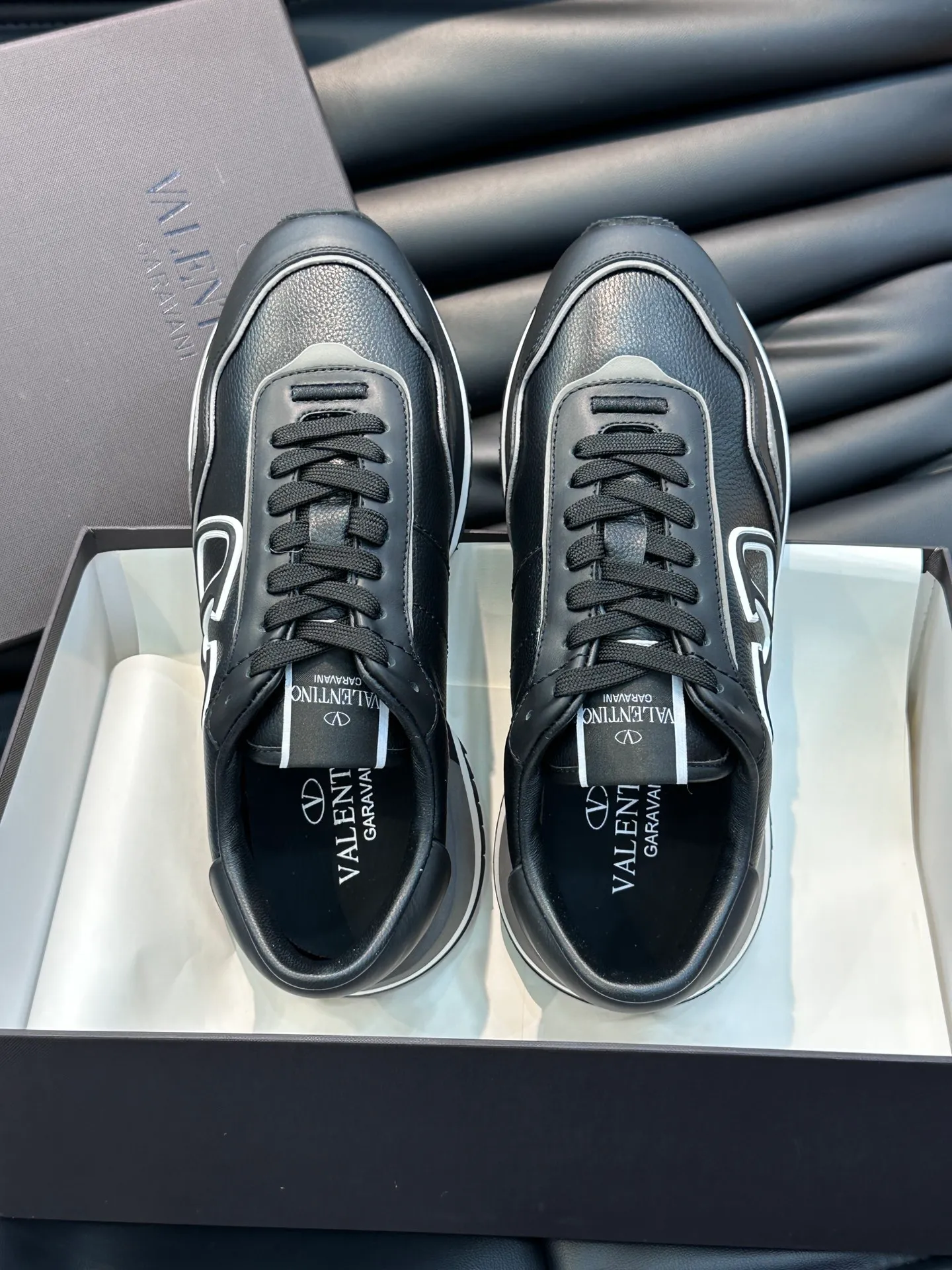 P540💰 Product trademark: VALENTINO "Valentino" Regular size: 38-44 [45 customized] Product material: Warren men's casual sports shoes, made of imported first-layer cowhide, with brand emblem on the tongue, rivet rubber outsole, non-slip, wear-resistant and shock-absorbing, cowhide lining foot pads, comfortable and breathable, with original box packaging equation bag!